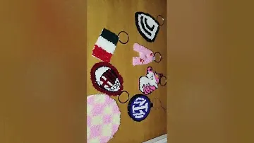 Vi presento alcuni dei miei lavori : portachiavi e cover interamente ricamati a mano 🤓
